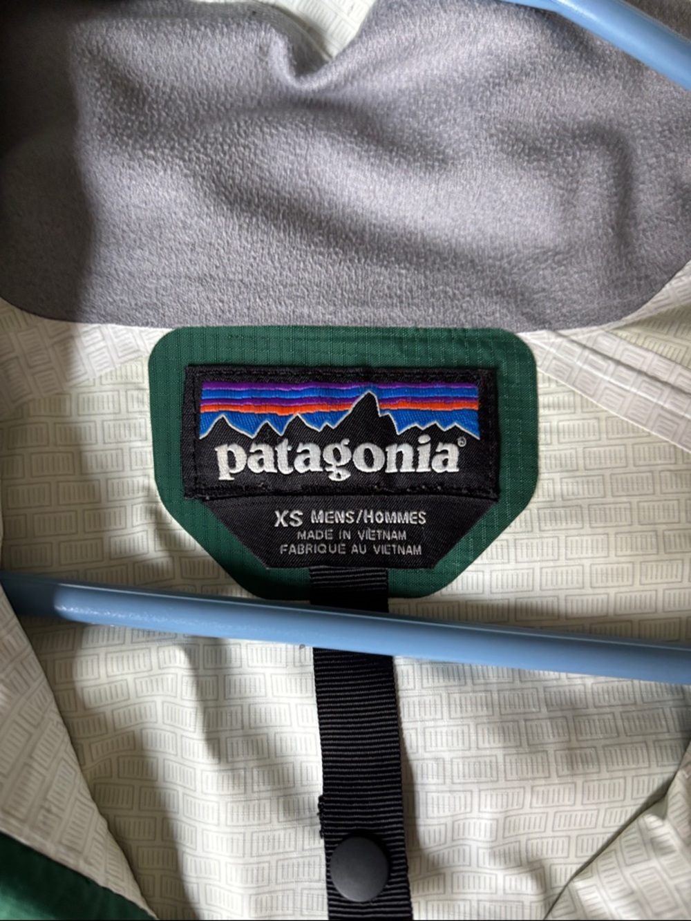 Patagonia Men’s Emerald Green Hooded Rain Jacket - Picture 3 of 6